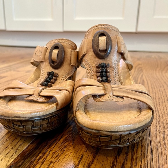 Women's Earth Sand Tan Leather 3 1/4” Wedge Sandals Size 7.5 - Picture 6 of 10